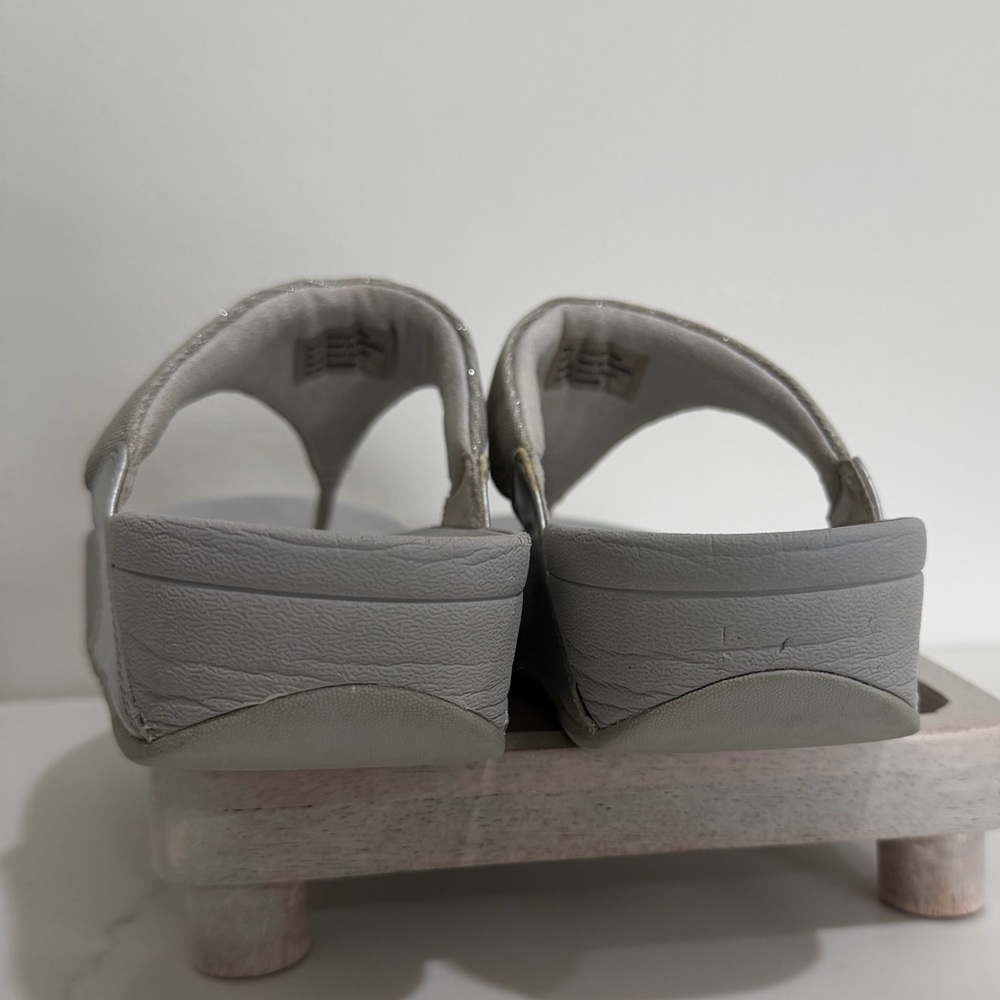 Fitflop  Size 7 Lulu Shimmerlux Womens Sandal Silver Toe Post Slip-On - Picture 5 of 10